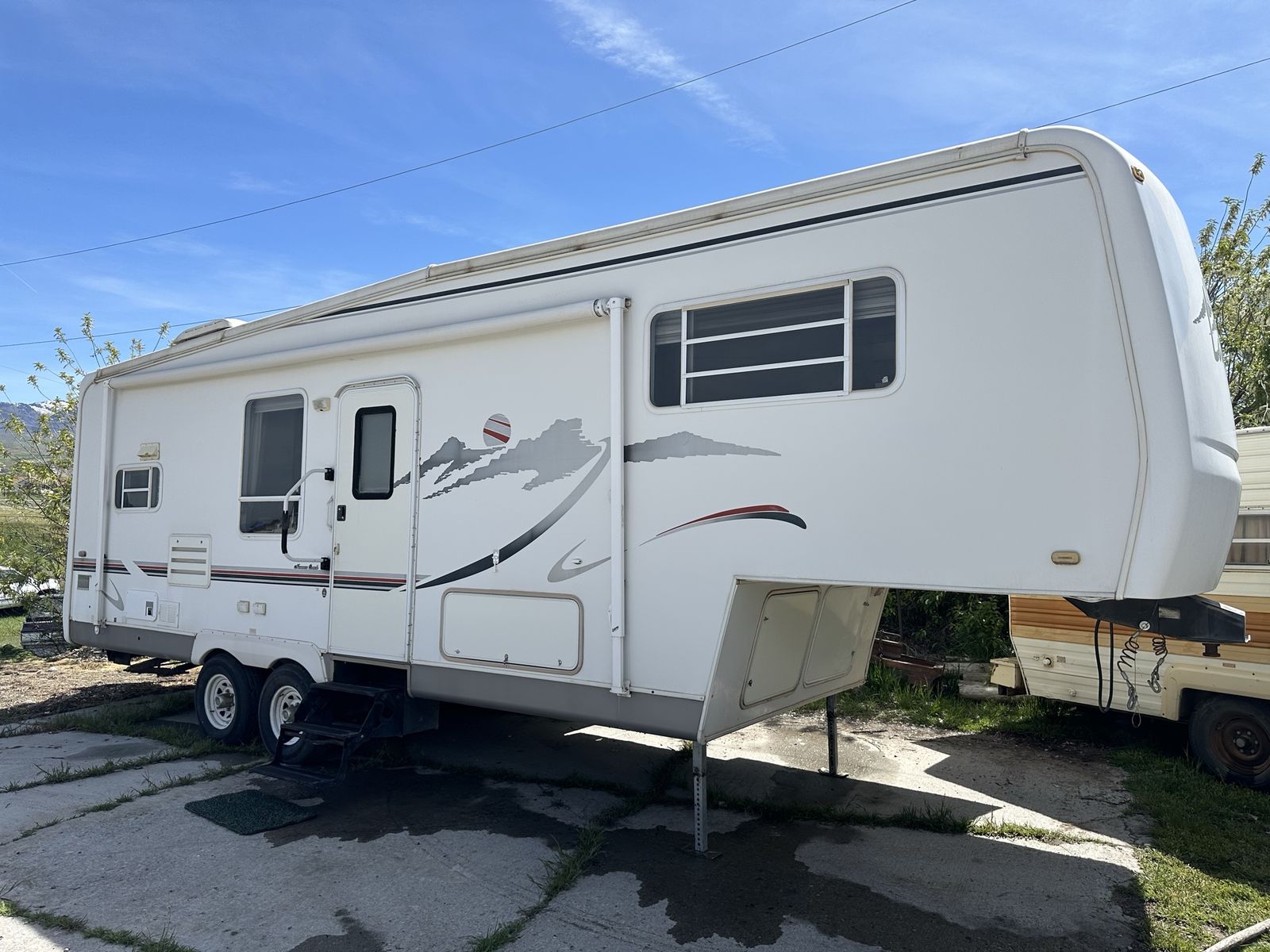 2002 McKenzie Lakota 28’ 5th Wheel Camp Trailer