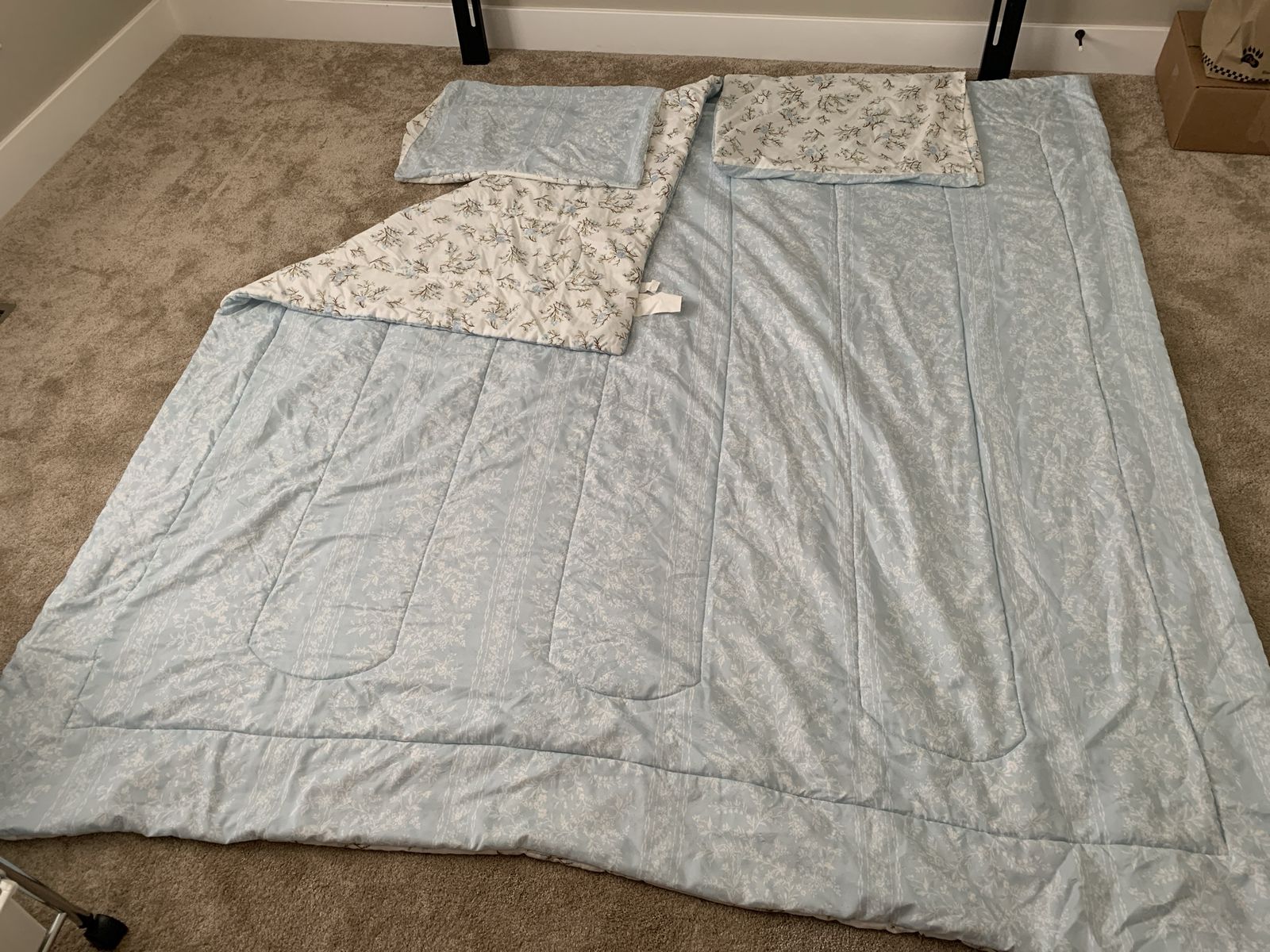 Queen Reversible Comforter Set Light Blue Floral & White Pattern Comforter