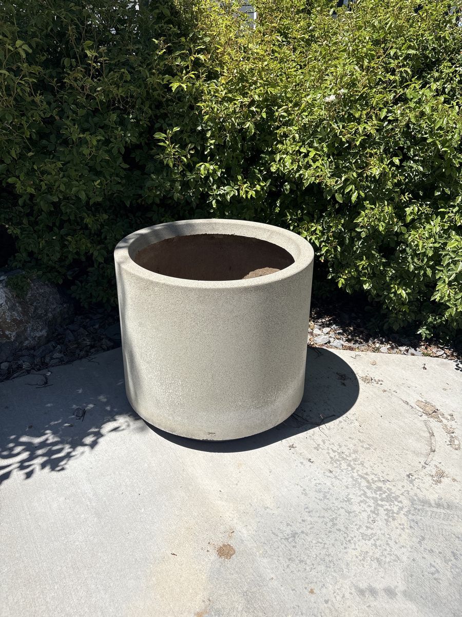 Large Round faux concrete Planter Pot - Durable Outdoor Garden Decor