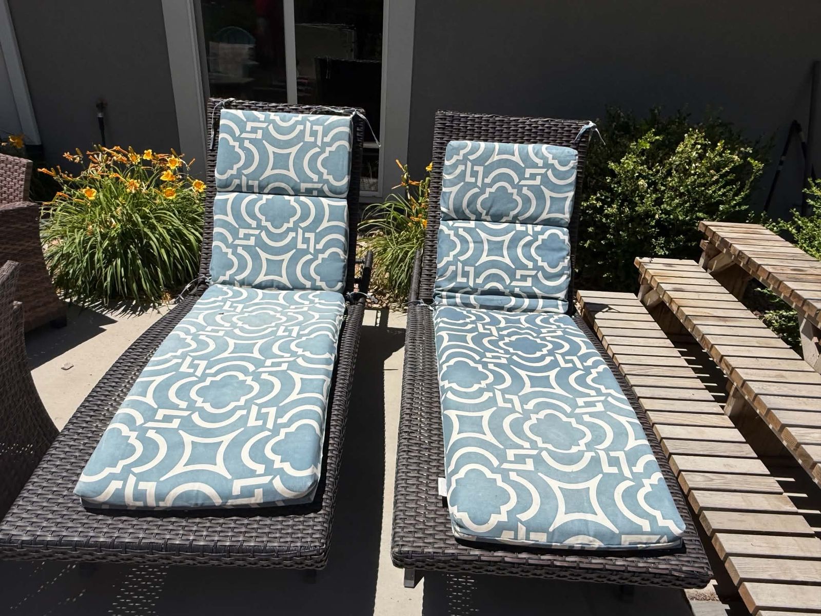Outdoor lounge chaise chairs
