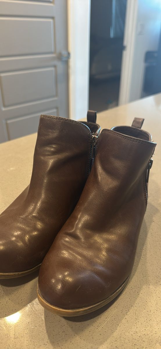 Women's Brown Leather Ankle Boots with Zipper Closure - Size 7.5
