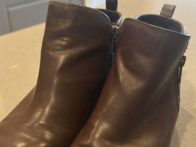 Women's Brown Leather Ankle Boots with Zipper Closure - Size 7.5