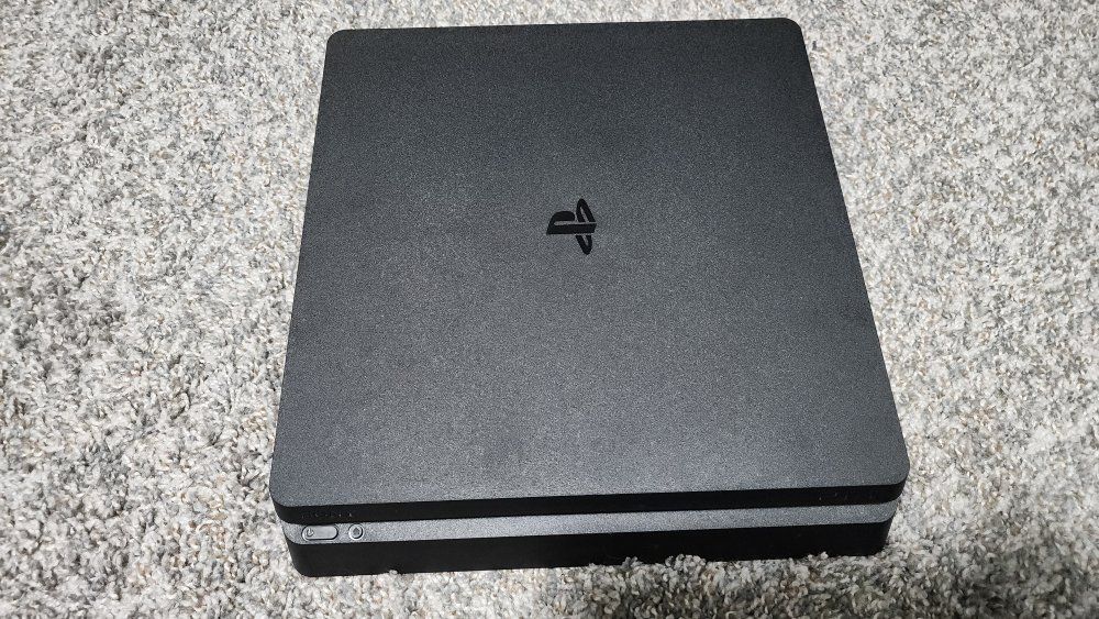 875gb PS4 Slim + Games + Controllers