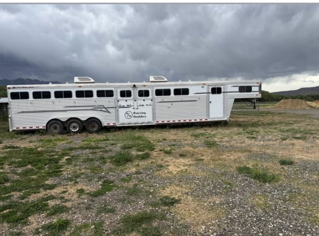 2004 elite 9 horse trailer