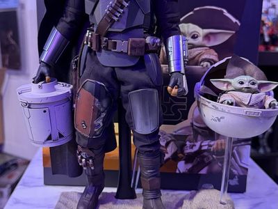 Hot Toys Star Wars The Mandalorian & The Child Deluxe Version 1/6 Scale Figure