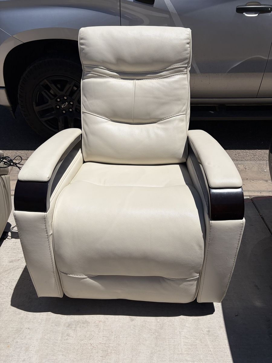 Very comfy and stylish leather power recliner