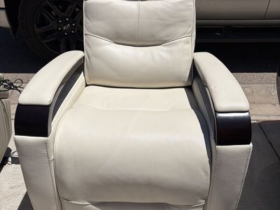 Very comfy and stylish leather power recliner