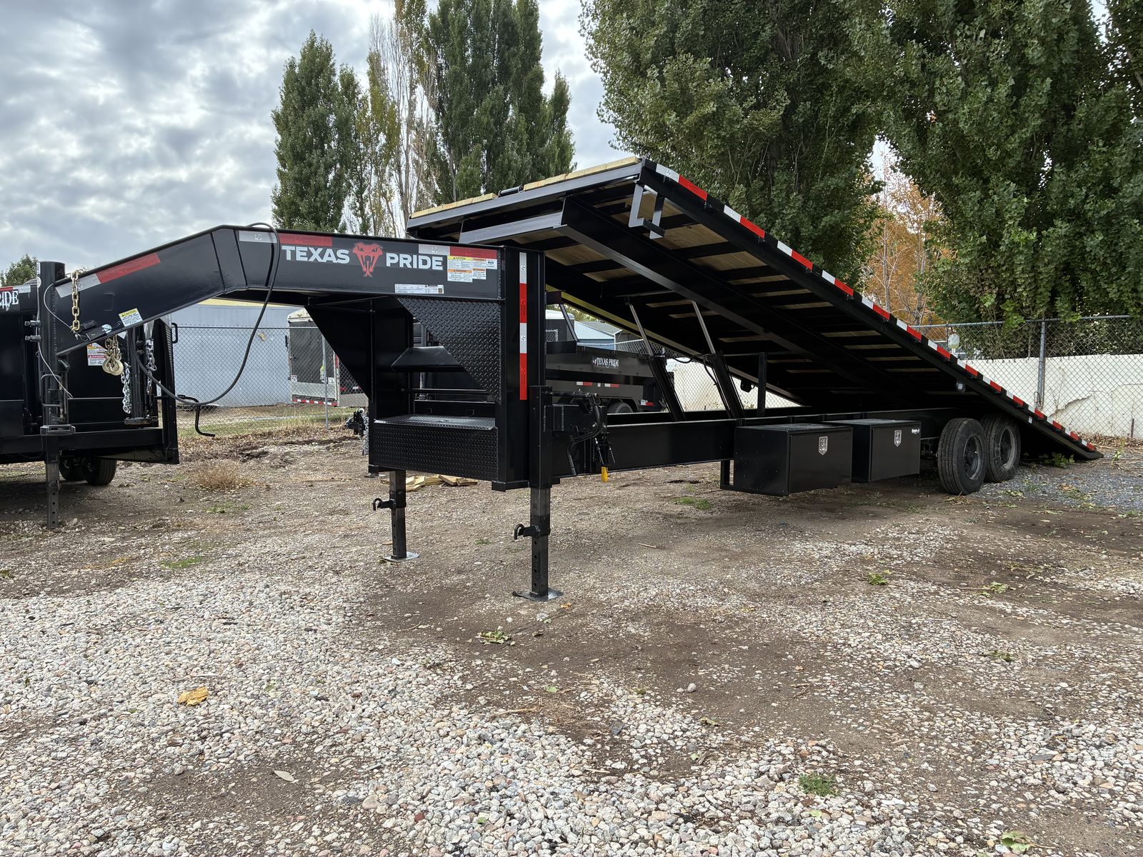 Power Tilt. 102”x30’ 20K GN TRAILER