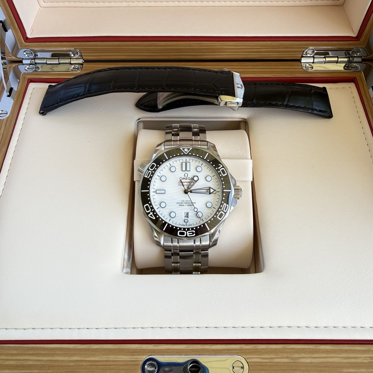 Like New Omega Seamaster 300 Automatic Watch 42 MM 210.30.42.20.04.001 COMPLETE SET + Extra Genuine Strap/Deployant Buckle