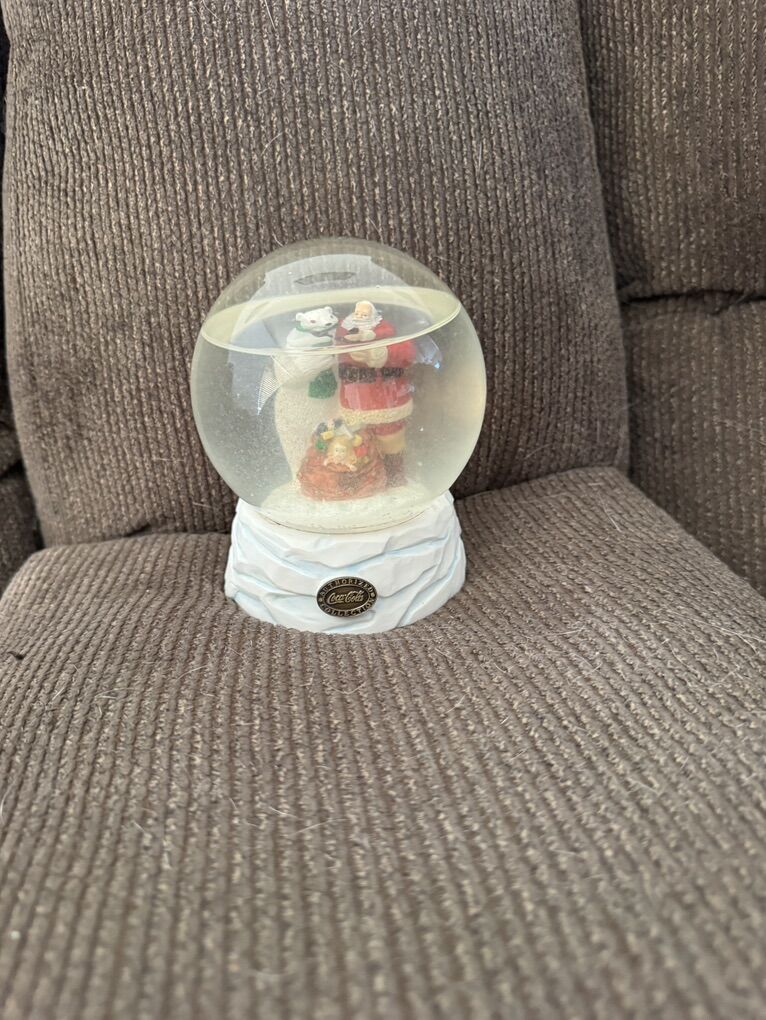 Coca Cola Santa Sniw Globe