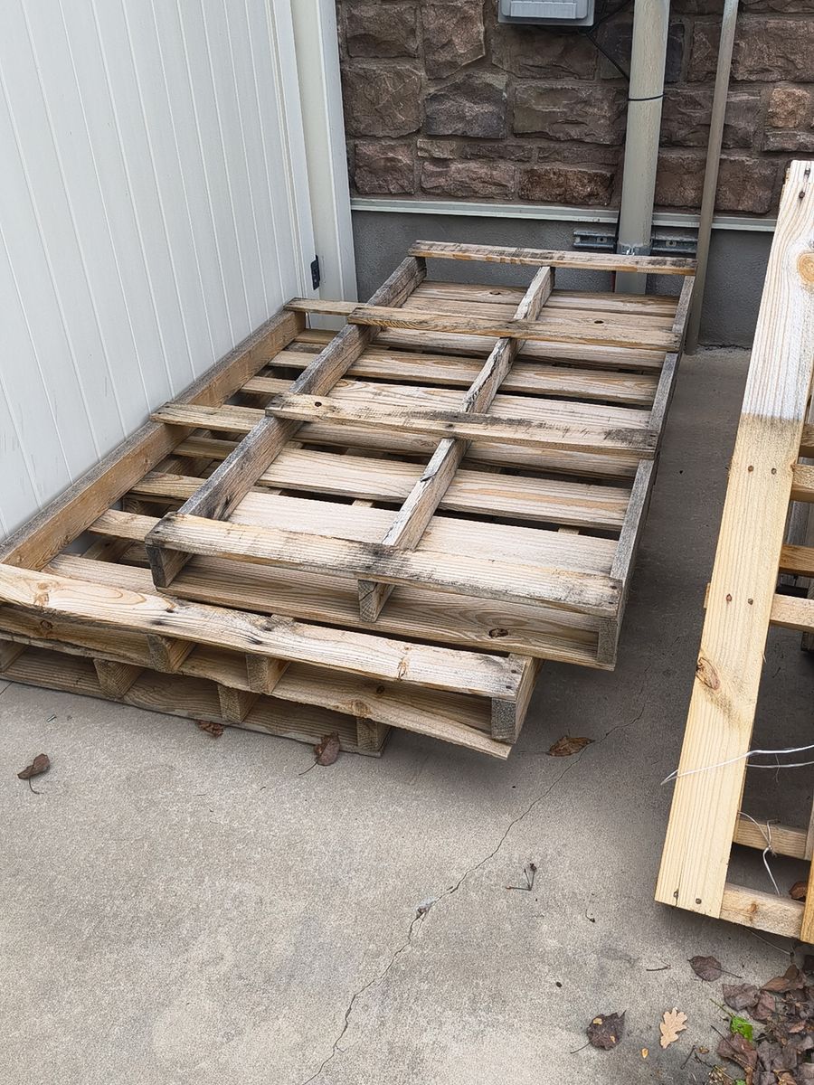 Free wood pallets
