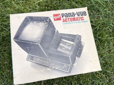 Panavue automatic lighted 2x2 slide viewer