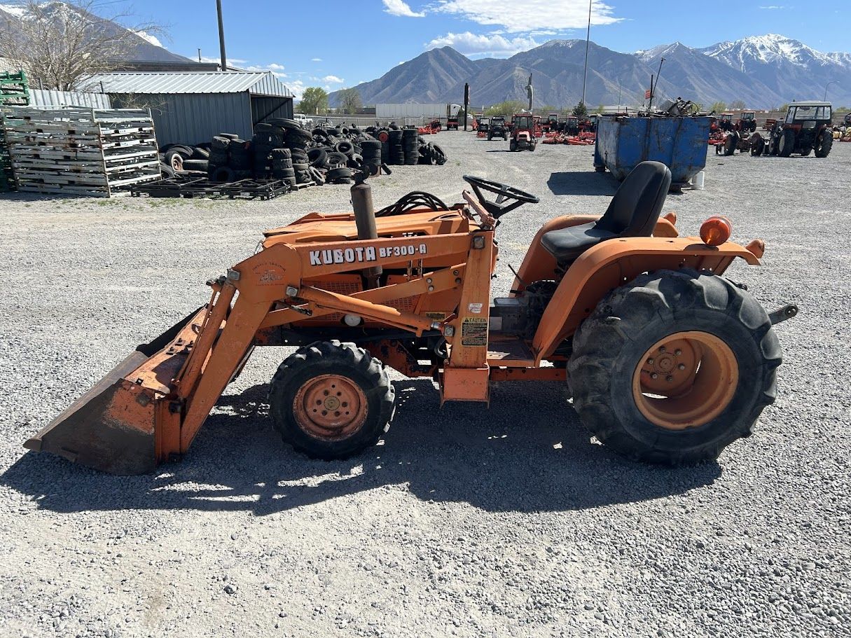 Kubota B8200 Tractor with Loader Bucket