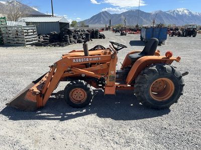 Kubota B8200 Tractor with Loader Bucket