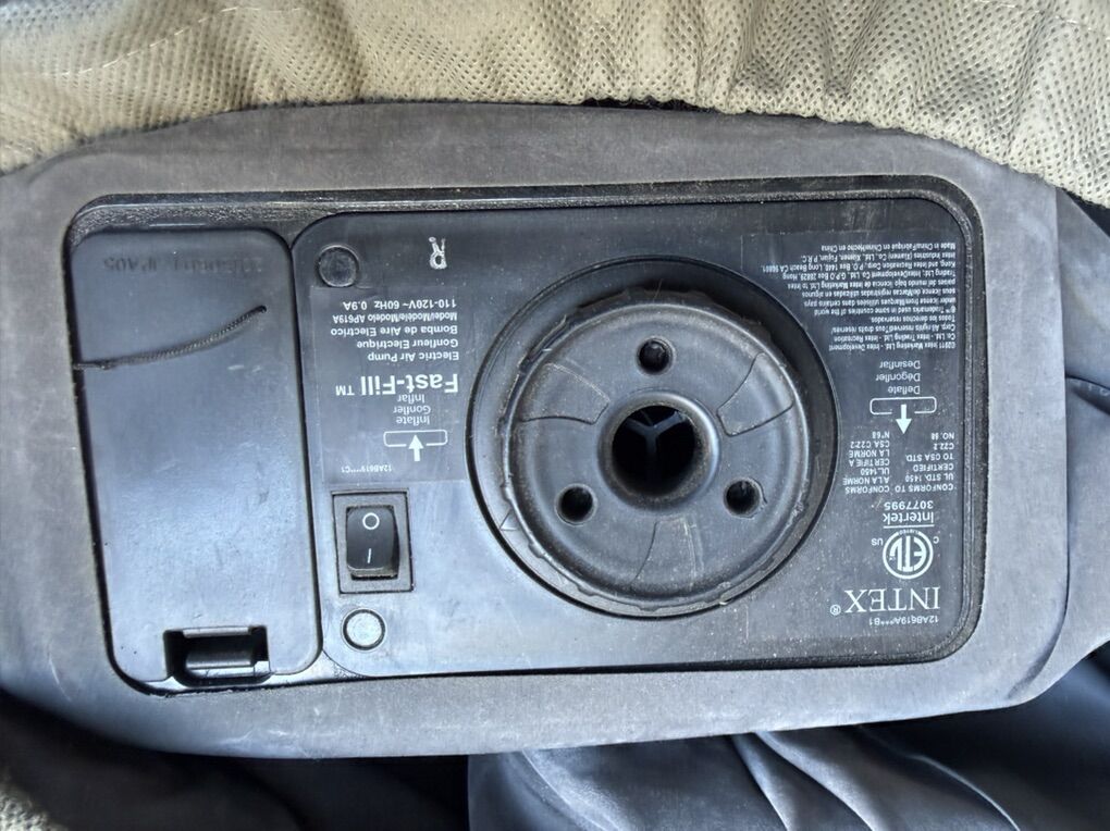 Inflatable Matress W/pump - queen