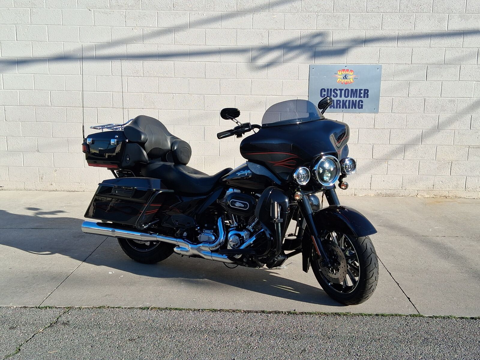 2010 Harley-Davidson CVO Ultra Classic Electra Glide (FLHTCUSE5)