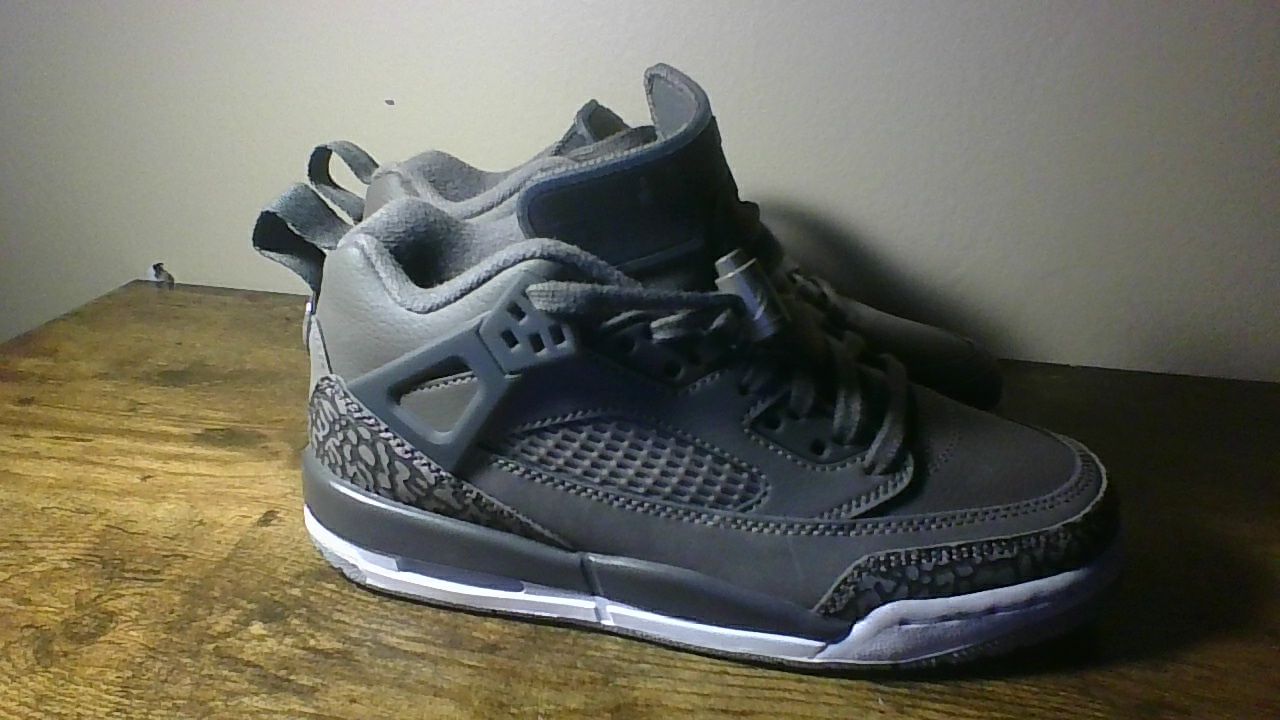 size 4.5 Y jordan spizike low cave stone 3s