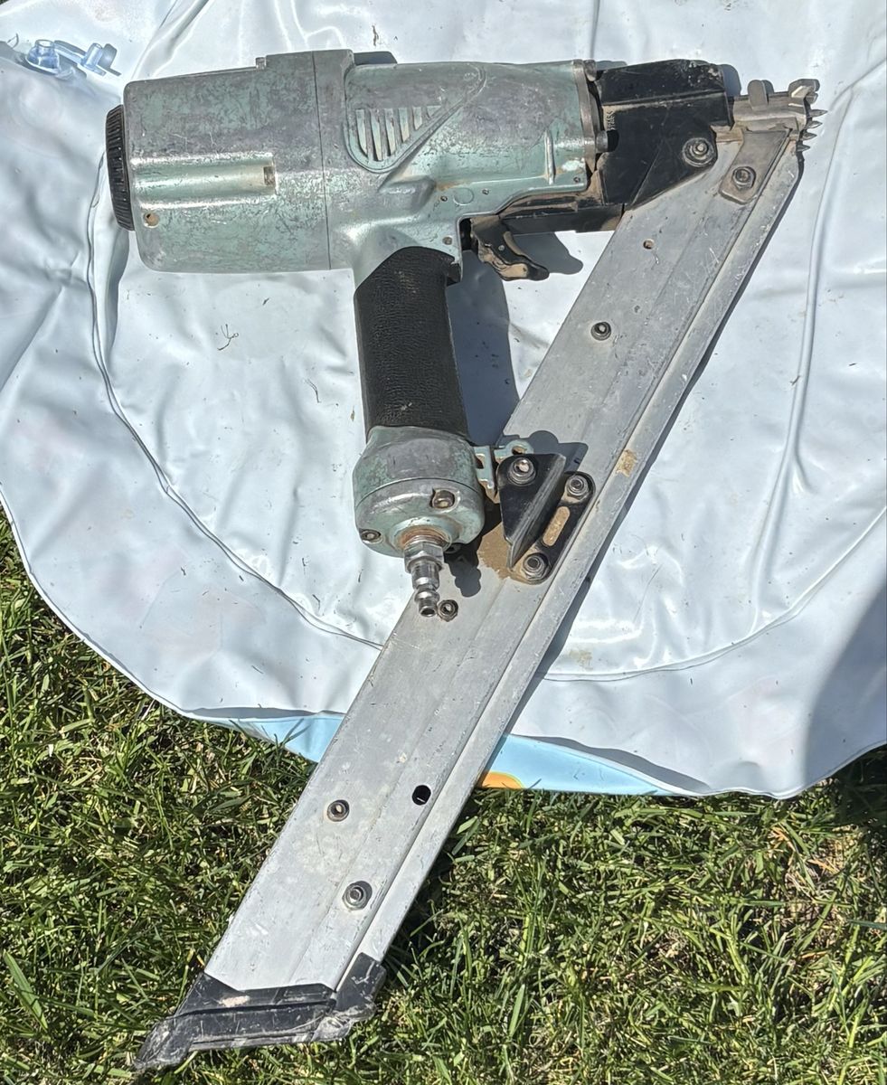 Hitachi NR65AK 2- 1/2 step tight fastening system strip nailer used