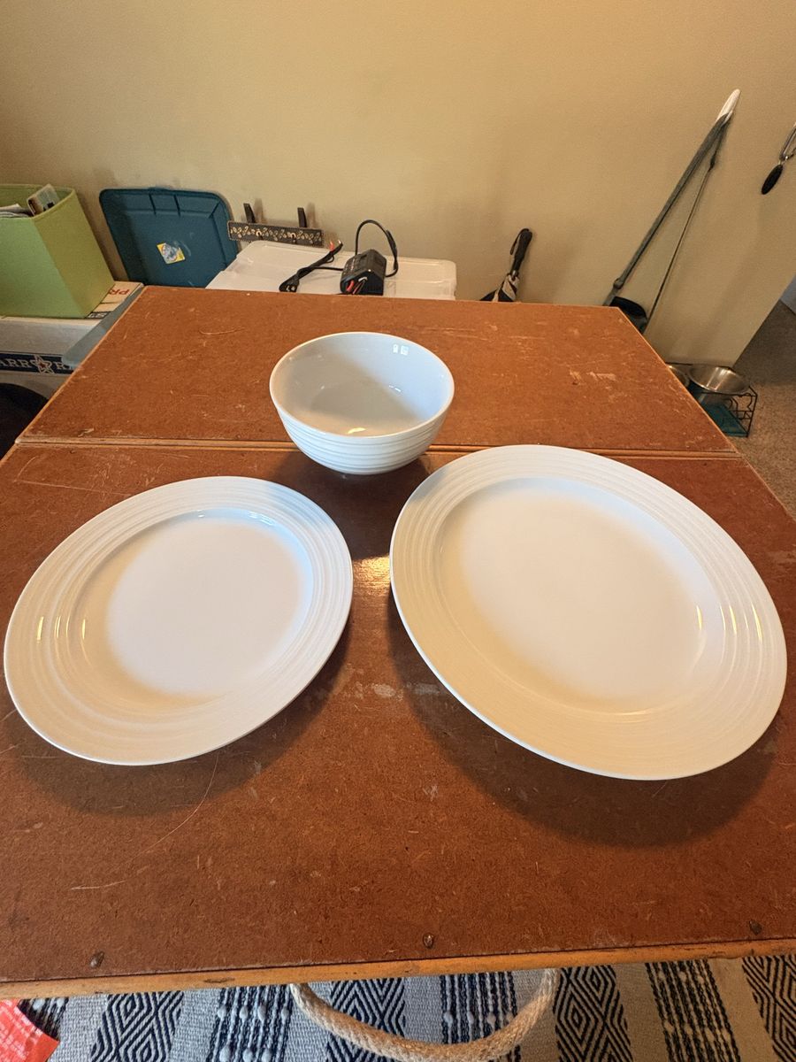 Better homes and gardens dish set