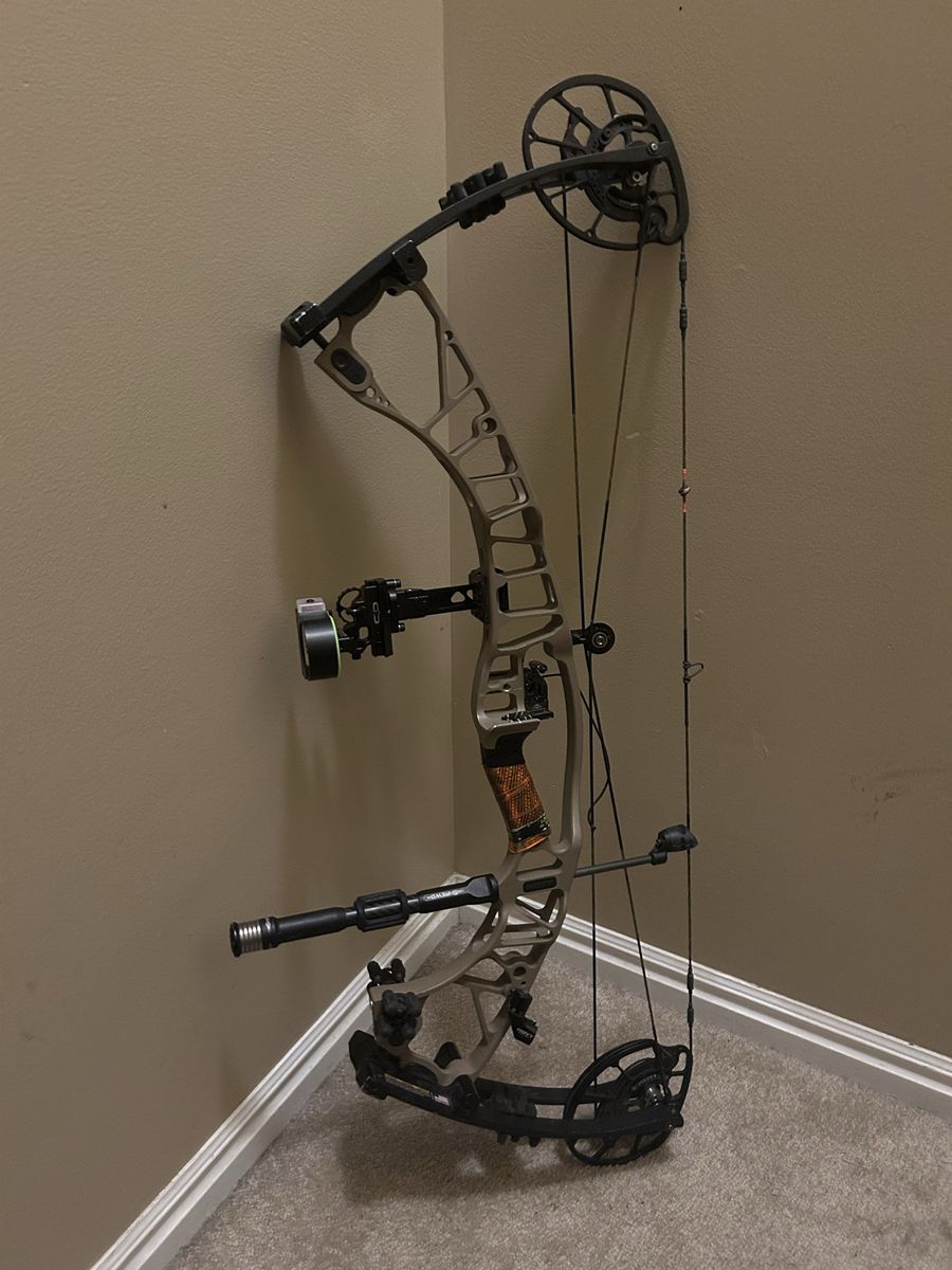 Hoyt 31 inch 60/70 pound bow newer strings  cash only!!!