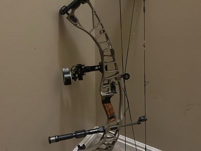 Hoyt 31 inch 60/70 pound bow newer strings cash only!!!