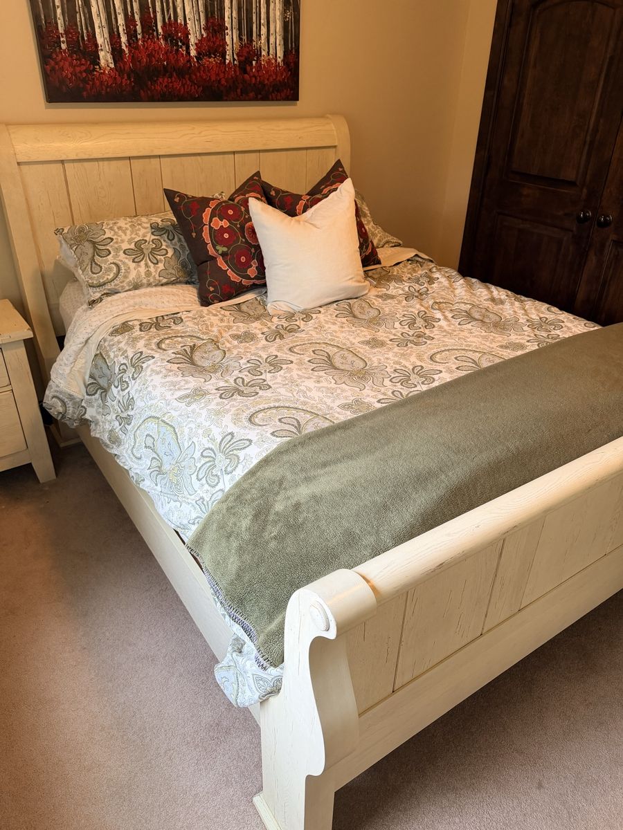 Rustic Queen Bedroom Set: Bed Frame, Mattress, Box Spring, Nightstand, Dresser