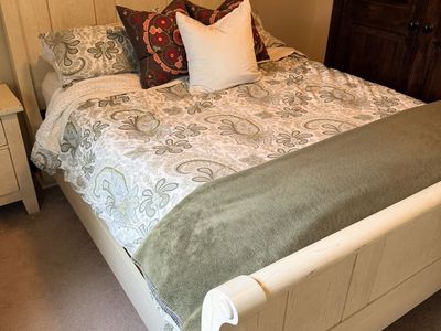 Rustic Queen Bedroom Set: Bed Frame, Mattress, Box Spring, Nightstand, Dresser
