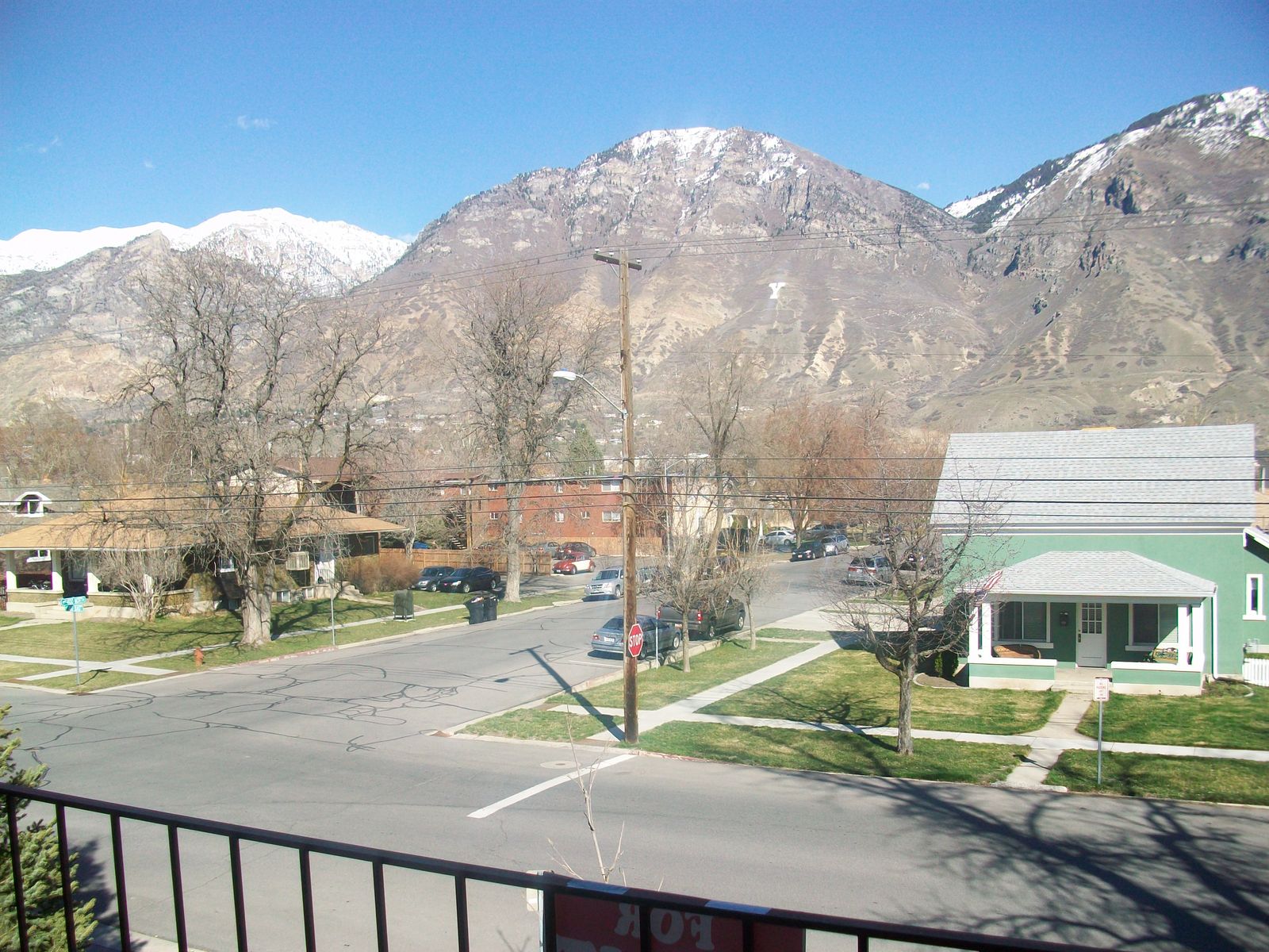 2 bedroom, 1 bathroom 900 sq ft apartment with washer and dryer. Mostly furnished.