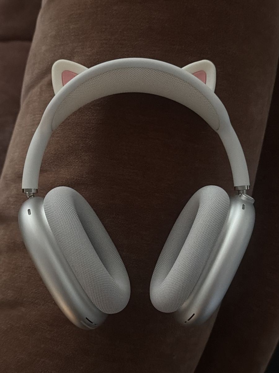 Apple AirPods Max Over-Ear Wireless Headphones in Silver with Cute Silicone Cat Ears Attachment