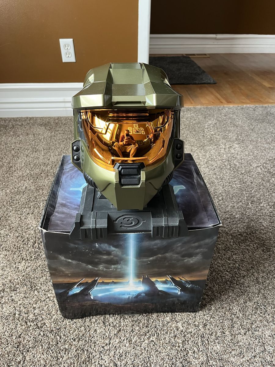 Halo 3 Legendary Edition Master Chief Helmet Display Stand with Original Box