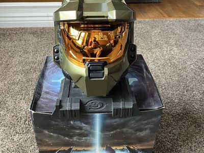 Halo 3 Legendary Edition Master Chief Helmet Display Stand with Original Box