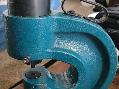 VEVOR CH-70 Hydraulic Hole Punch 35-Ton CH-70 hydraulic hole puncher