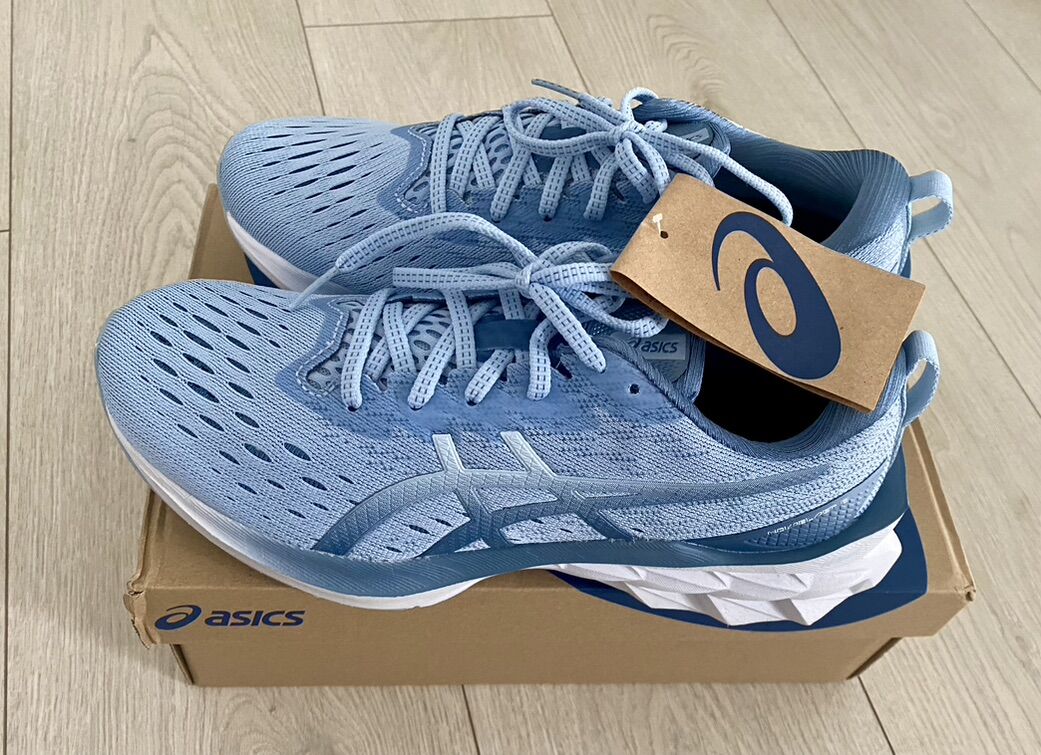 Women's Size 8.5 Asics Novablast 2--NEW