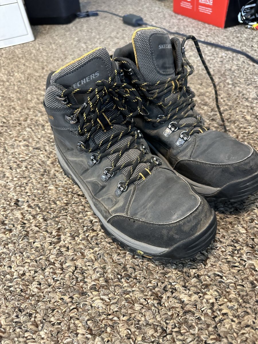 Sketchers Mens Size 8 Hiking Boot - Used