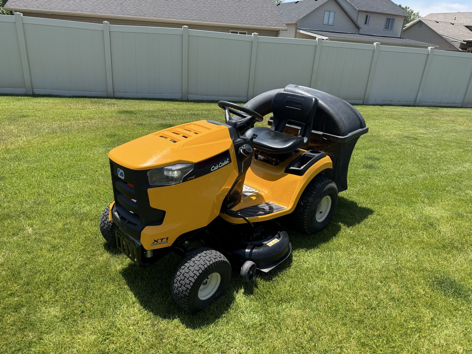Cub Cadet XT1 Enduro Series LT42 42" Riding Lawnmower w/ Bagger