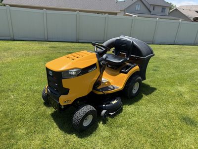 Cub Cadet XT1 Enduro Series LT42 42" Riding Lawnmower w/ Bagger