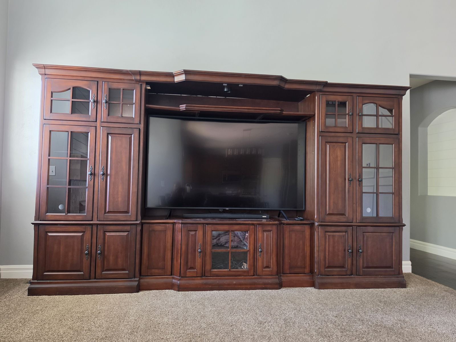 Adjustable width entertainment center