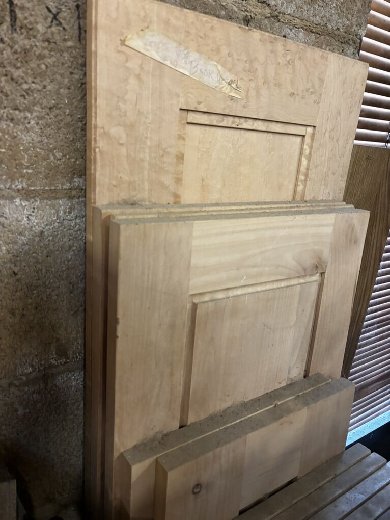 LOT OF KITCHEN CABINETS