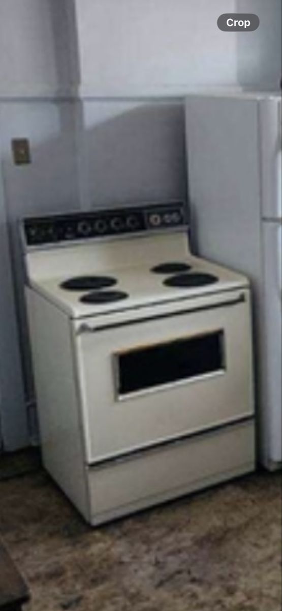 Free stove, works well. On curb. Fcfs