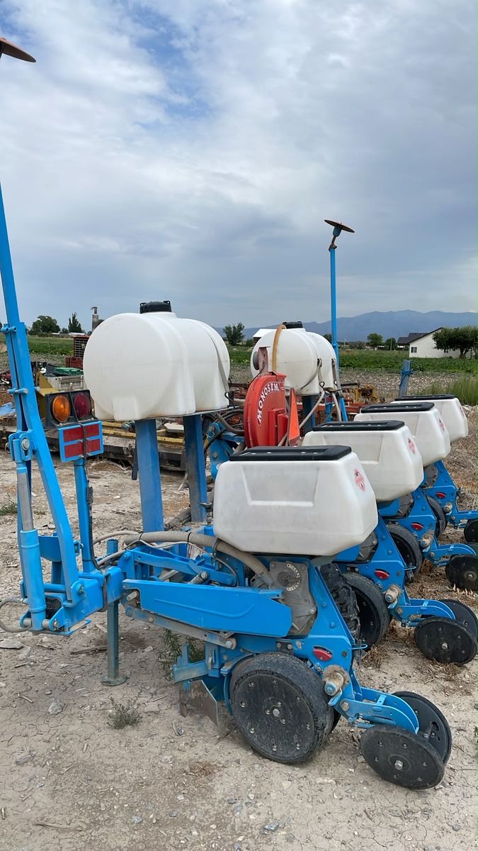 Monosem NG Plus 4-Row vacuum Planter with Liquid Tanks