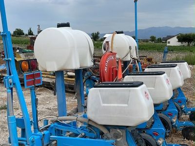 Monosem NG Plus 4-Row vacuum Planter with Liquid Tanks