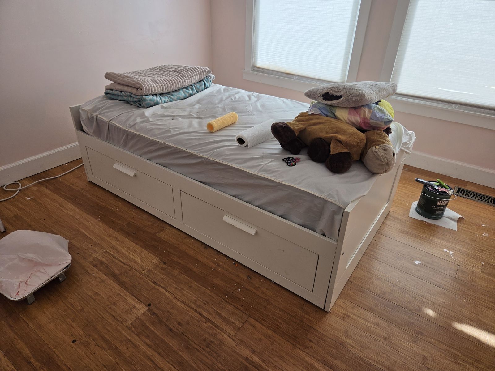 White Daybed Trundle Bed w/ two twin mattresses