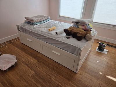 White Daybed Trundle Bed w/ two twin mattresses