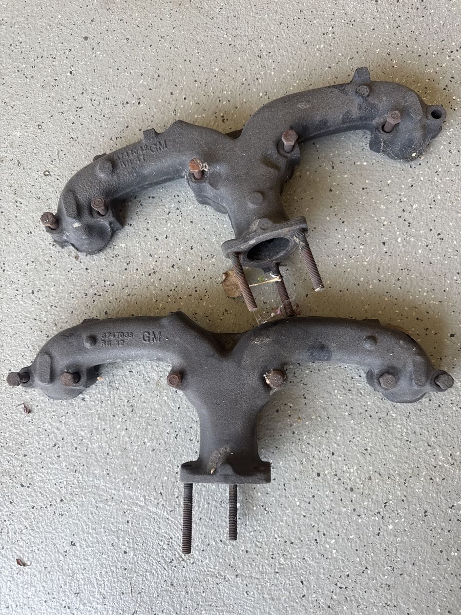 GM Exhaust Manifold Set - GM 3747033 & 3737033