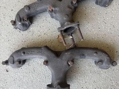 GM Exhaust Manifold Set - GM 3747033 & 3737033