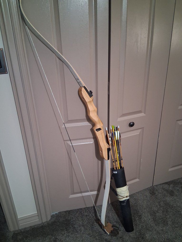 Fleetwood Archery Recurve Bow - 62" Length, 30 LB Draw Weight with Quiver & Arrows