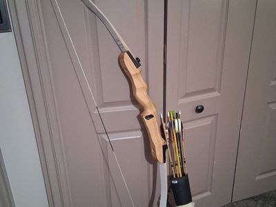Fleetwood Archery Recurve Bow - 62" Length, 30 LB Draw Weight with Quiver & Arrows