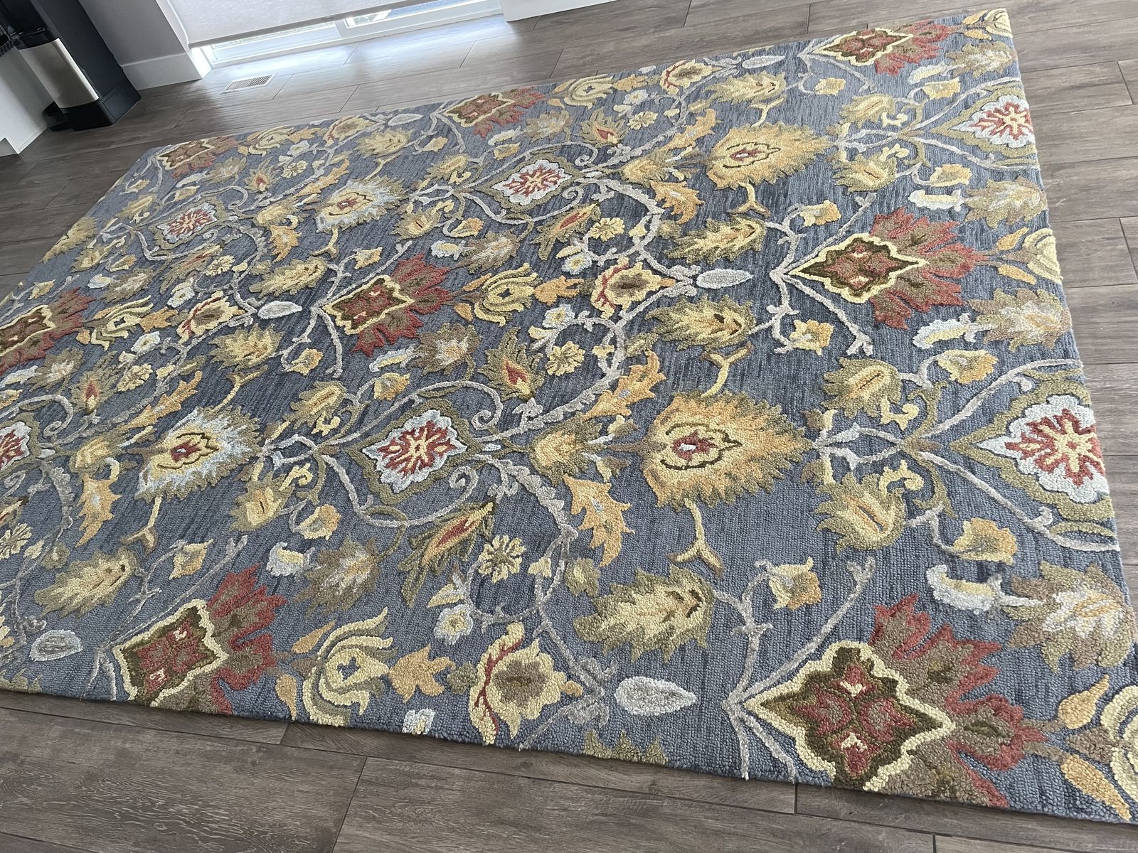 Great Condition,8'9". x 12 ft. 80% Wool Floral Area Rug