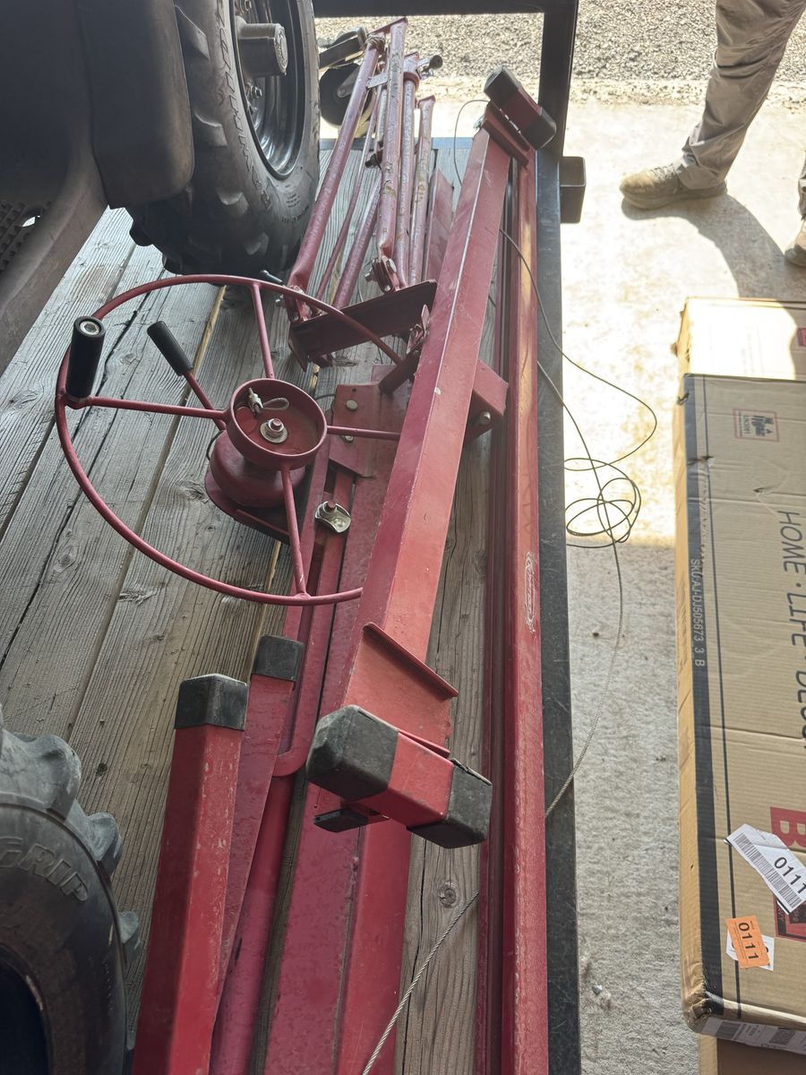 Red Metal Drywall Hoist / Sheetrock Panel Lift