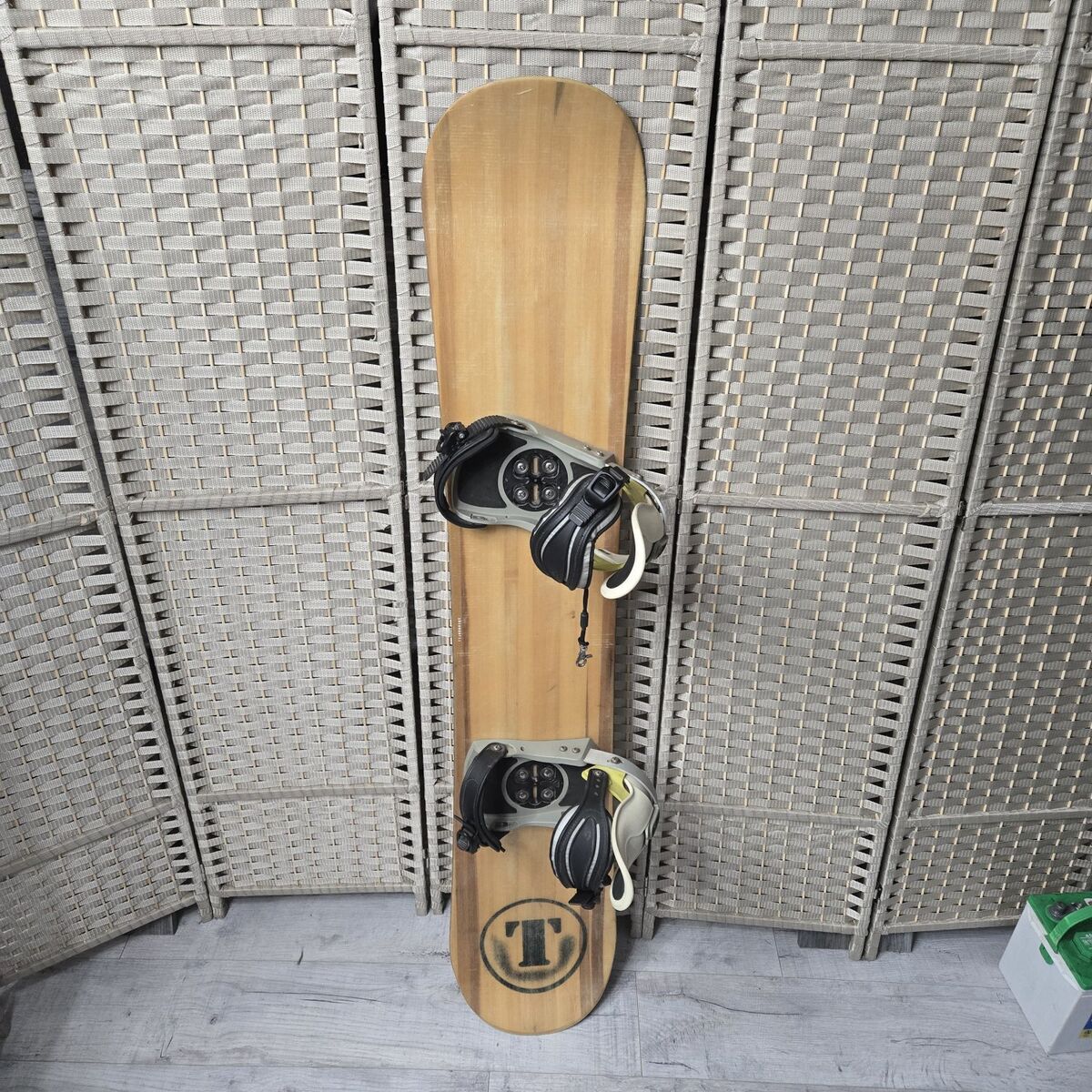 Tucker Handmade Snowboard W Nike ACG Bootlock Larg